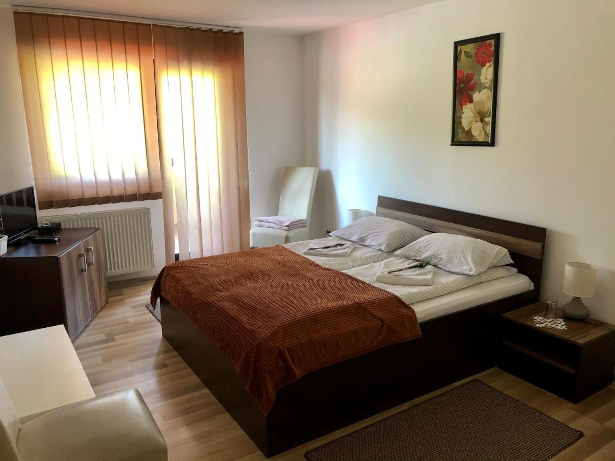 Bed and Breakfast Aranykakas Etterem Es Panzio Sîndominic Exterior foto