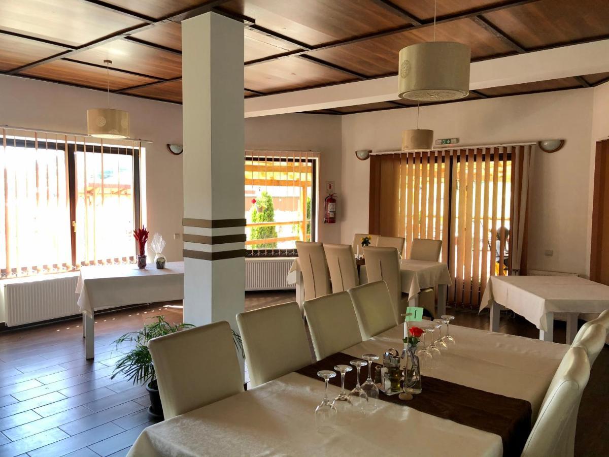 Bed and Breakfast Aranykakas Etterem Es Panzio Sîndominic Exterior foto