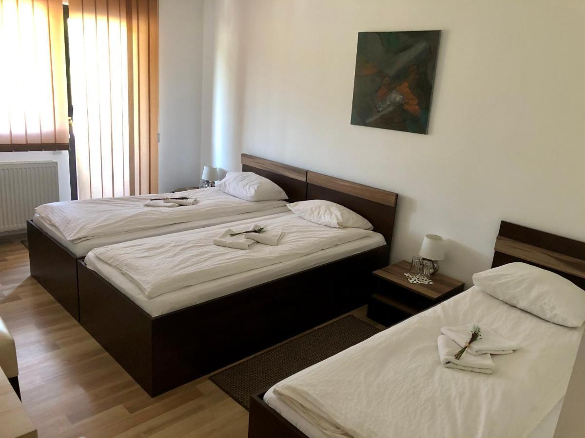 Bed and Breakfast Aranykakas Etterem Es Panzio Sîndominic Exterior foto