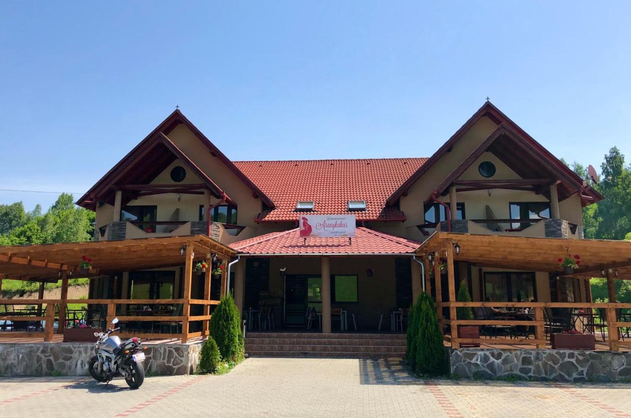 Bed and Breakfast Aranykakas Etterem Es Panzio Sîndominic Exterior foto