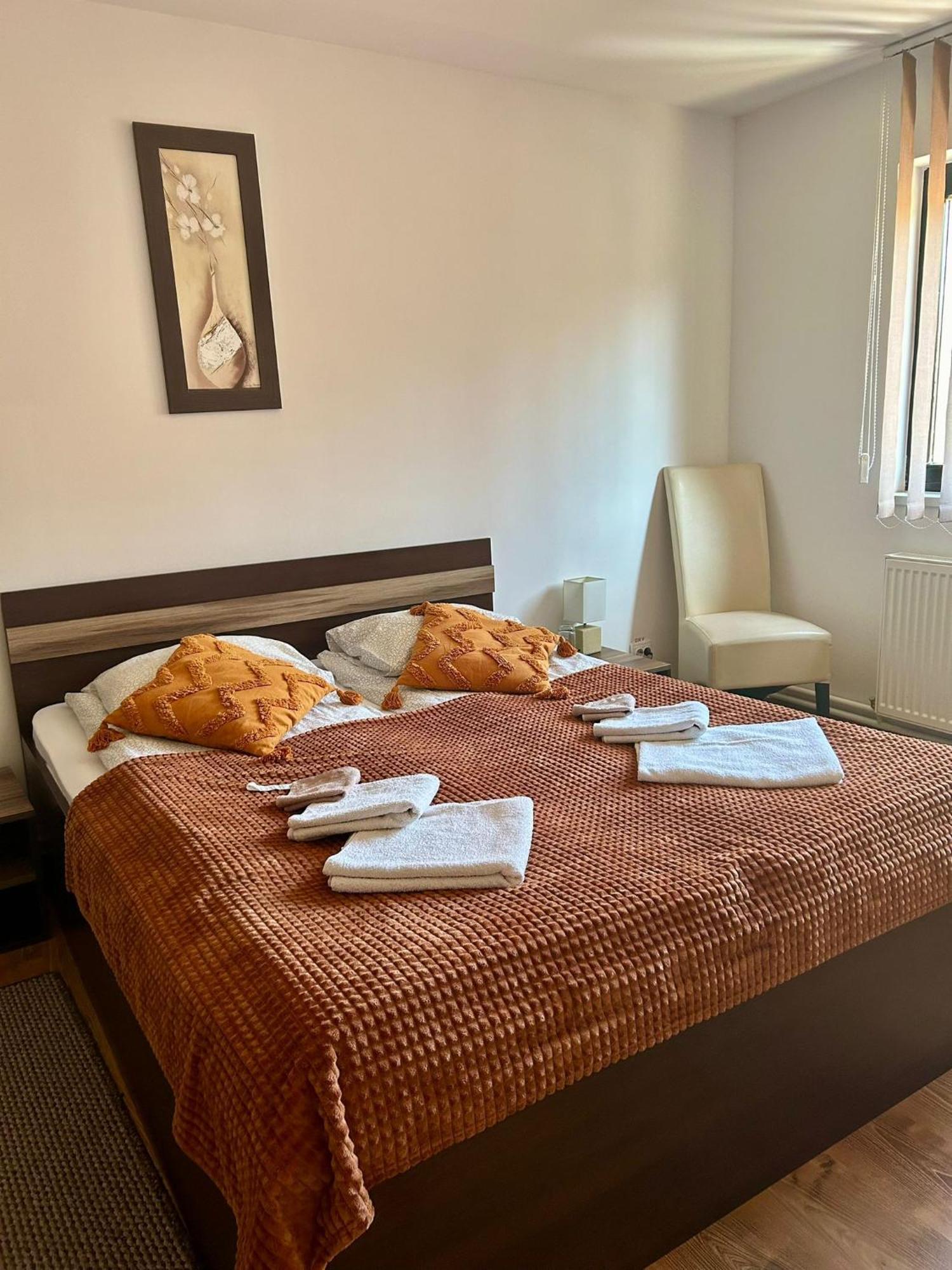 Bed and Breakfast Aranykakas Etterem Es Panzio Sîndominic Exterior foto
